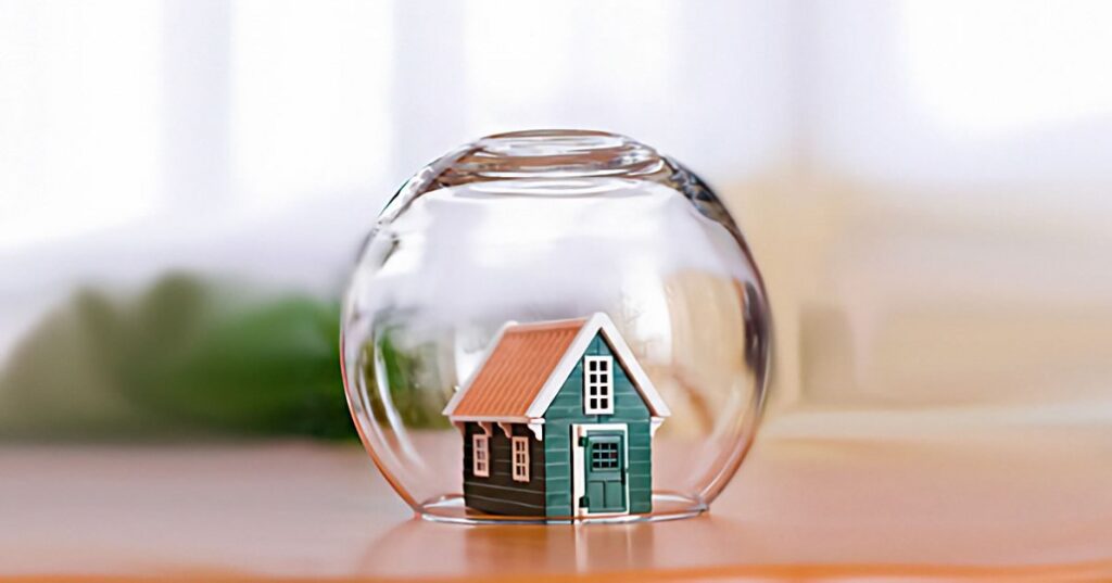 casa metida en una bola de cristal
