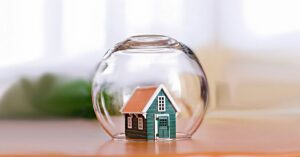 casa metida en una bola de cristal